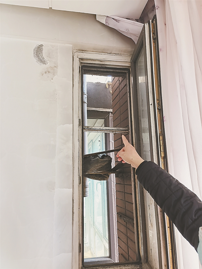 哈尔滨立汇美罗湾二期雨漏管断裂！雨水浸入外墙致室内墙皮脱落