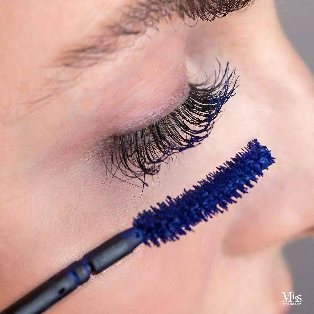 很多品牌推出各种颜色的睫毛膏，却孤零零地躺在专柜里无人问津