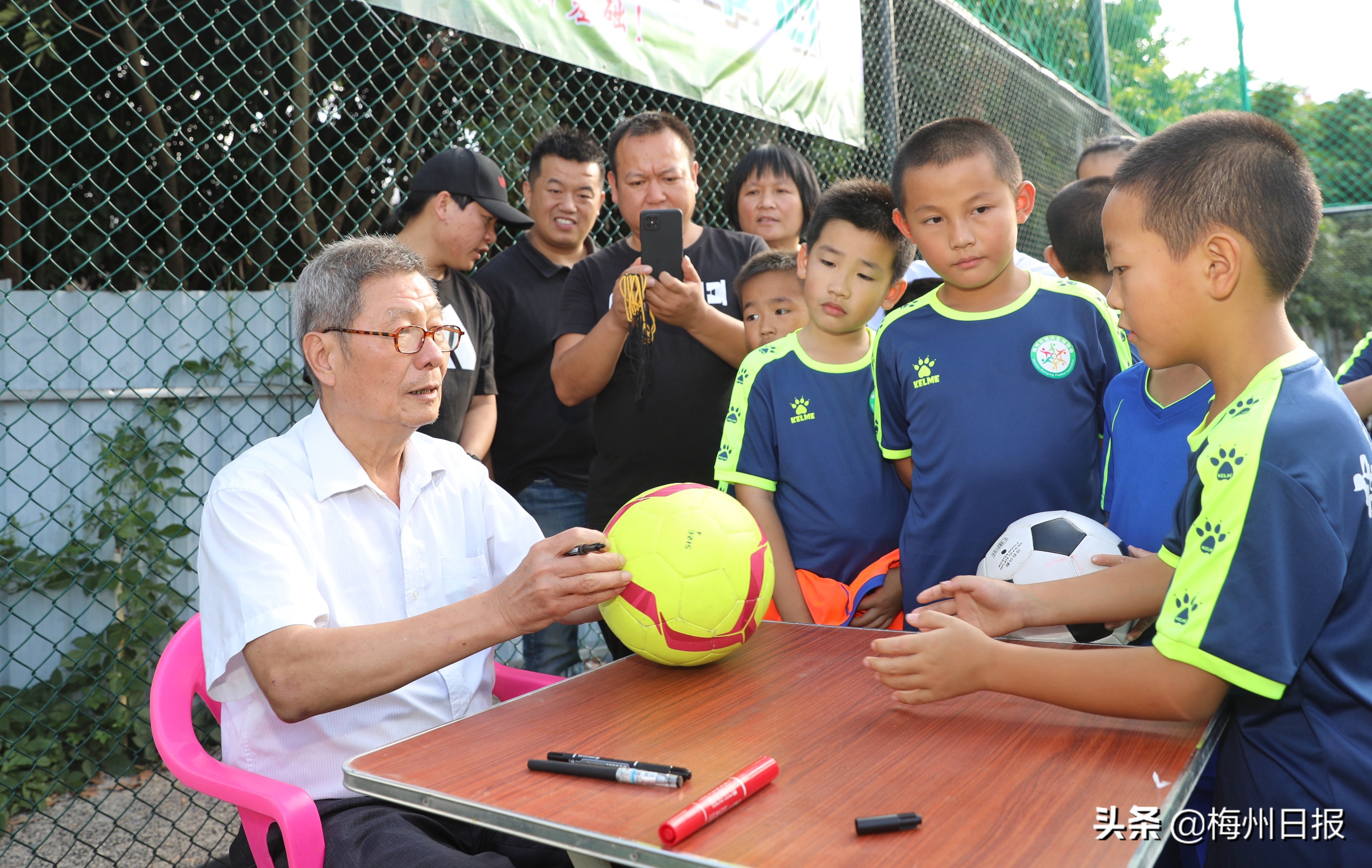 梅江区专业足球场,梅江区西郊智能足球场