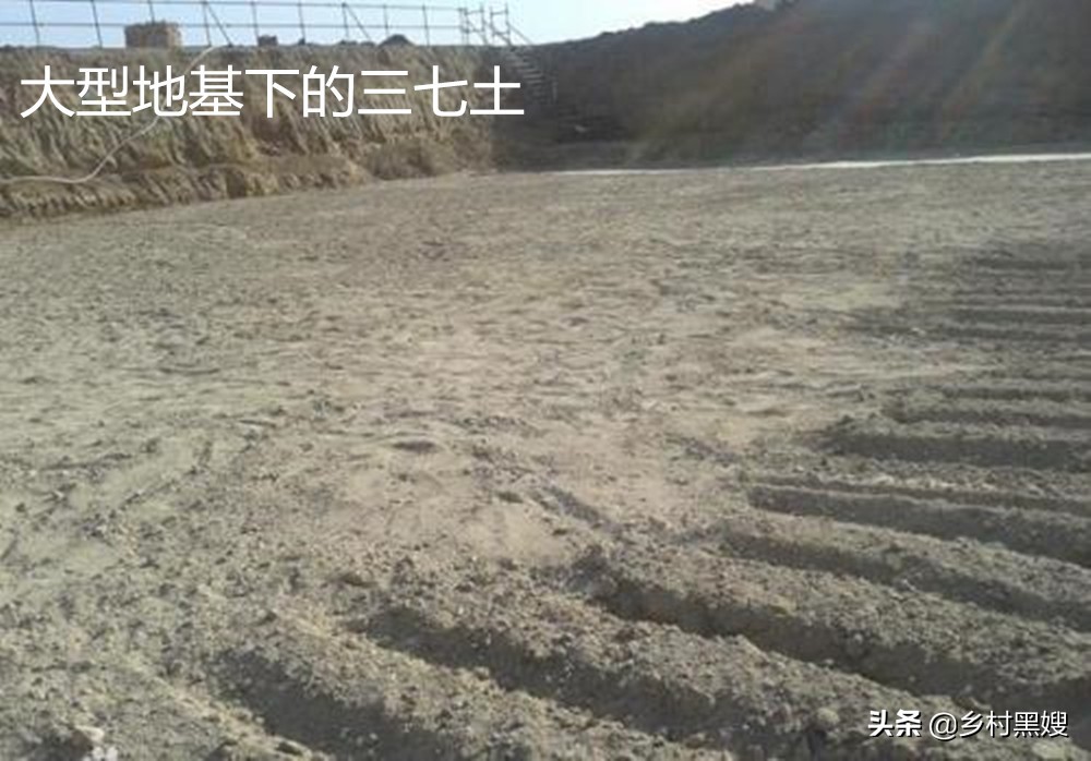 农村老屋可以用三七灰土做地面吗,地基用三七灰土好还是三合土好