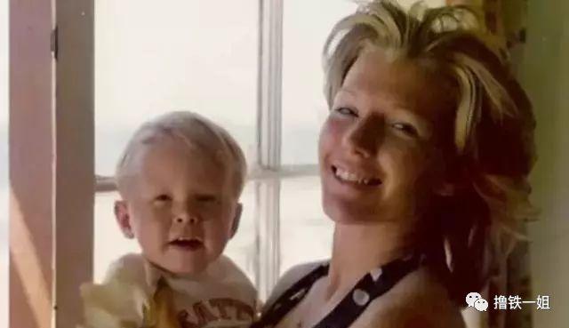 60岁全裸出镜，同框气场碾压小KK，她儿子还是美国版马爸爸！