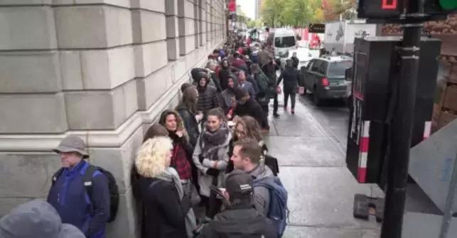 纽约夜晚的神秘蓝光,纽约奇异蓝光笼罩夜空外星人降临