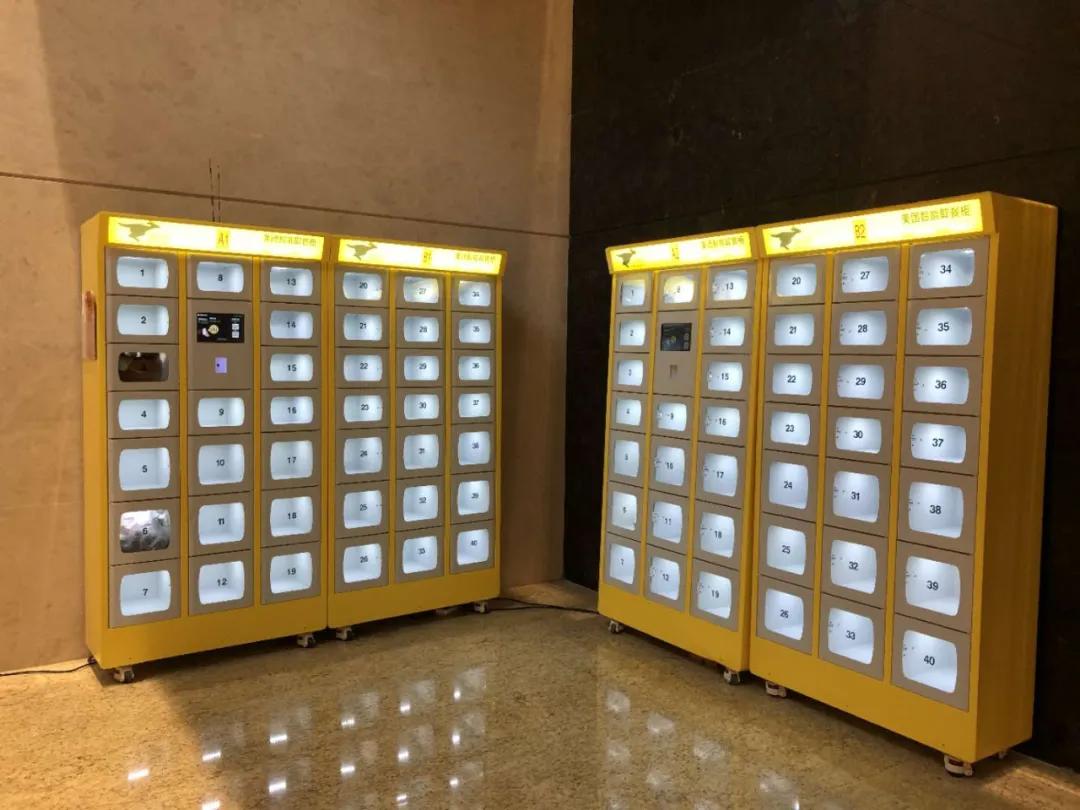 河南餐饮自救:老板娘直播测评吸引客户外卖小哥带晾衣撑送餐