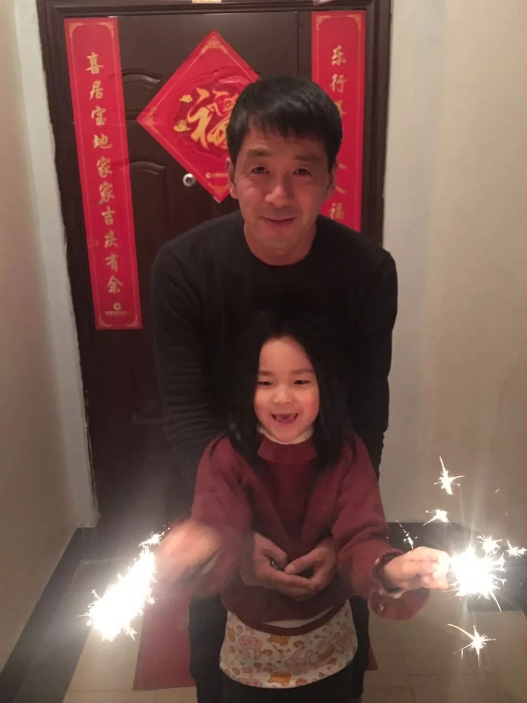 军爸给军娃惊喜视频,军爸送给军娃的六一礼物