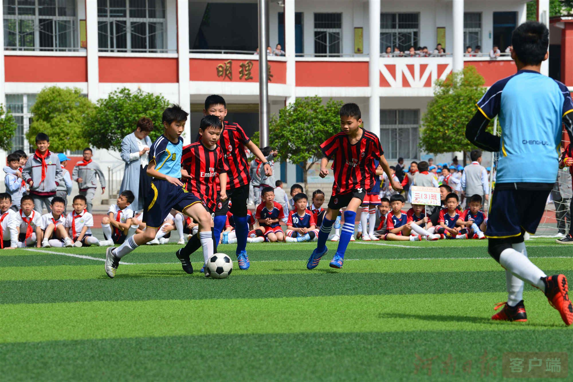 足球中锋背身拿球转身射门训练,足球名场面小将背脚弧线球