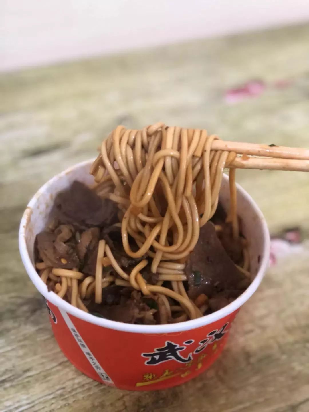 牛肉包子、热干面和豆皮，寻找传说中的武汉老武锅“三大金刚”