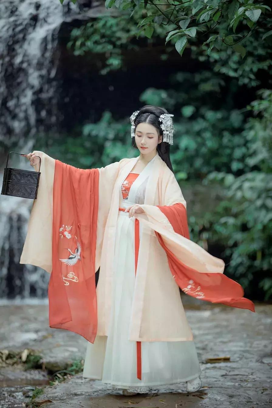 春夏秋冬四时歌，四时常映彩舟行！