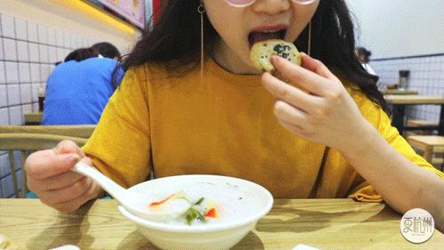 一口勾魂!这家网红烤饼店凭借独特的口感征服了无数的游客