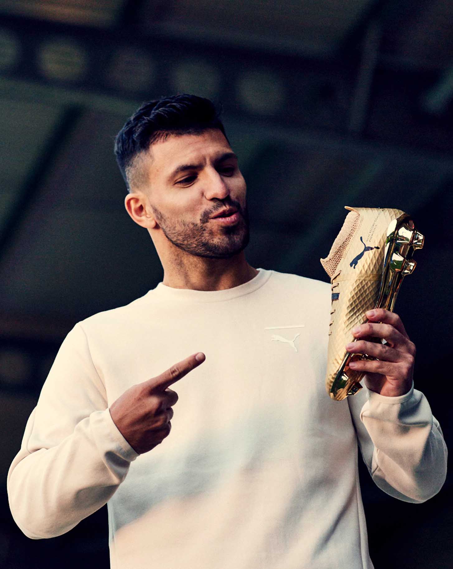 梅西和c罗为什么没有签名鞋,c罗刺客黑球鞋