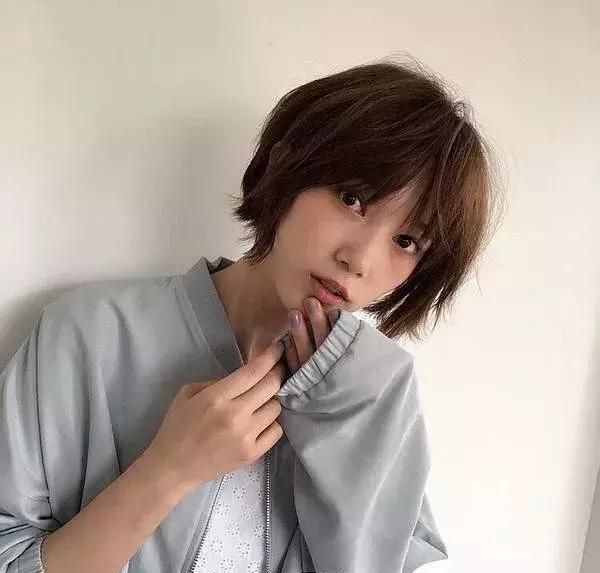 大脸宽脸剪短发好看吗,四十岁大脸女适合剪短发