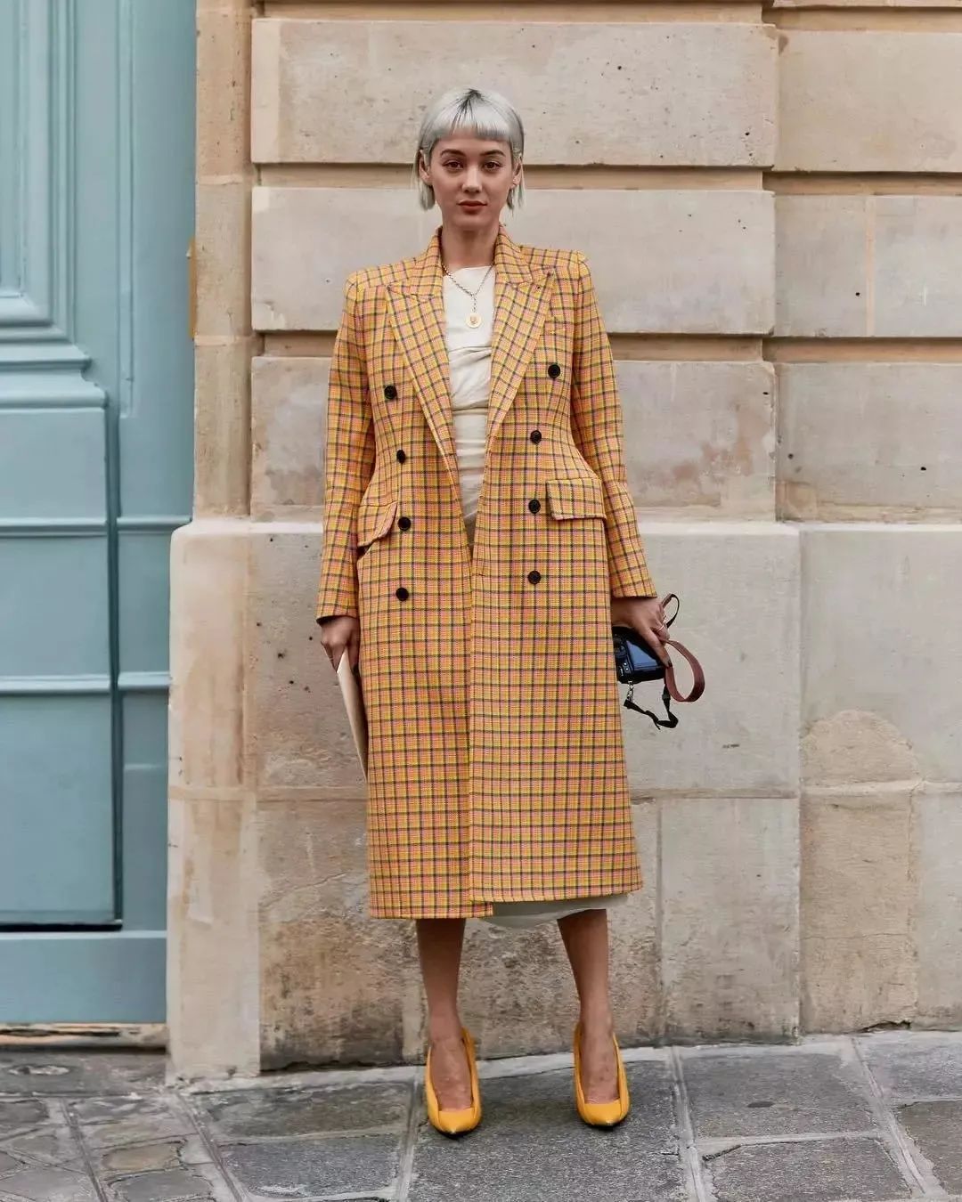 墨绿色格纹大衣怎样搭配好看,短款格纹毛呢大衣的搭配方法