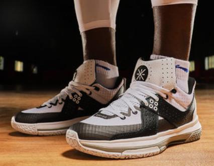 nike和阿迪顶级跑鞋对比,nike和阿迪达斯哪个系列最贵