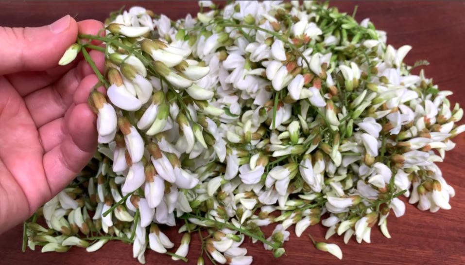 夏天碰到此菜别手软,洋槐花晾一下放冰箱