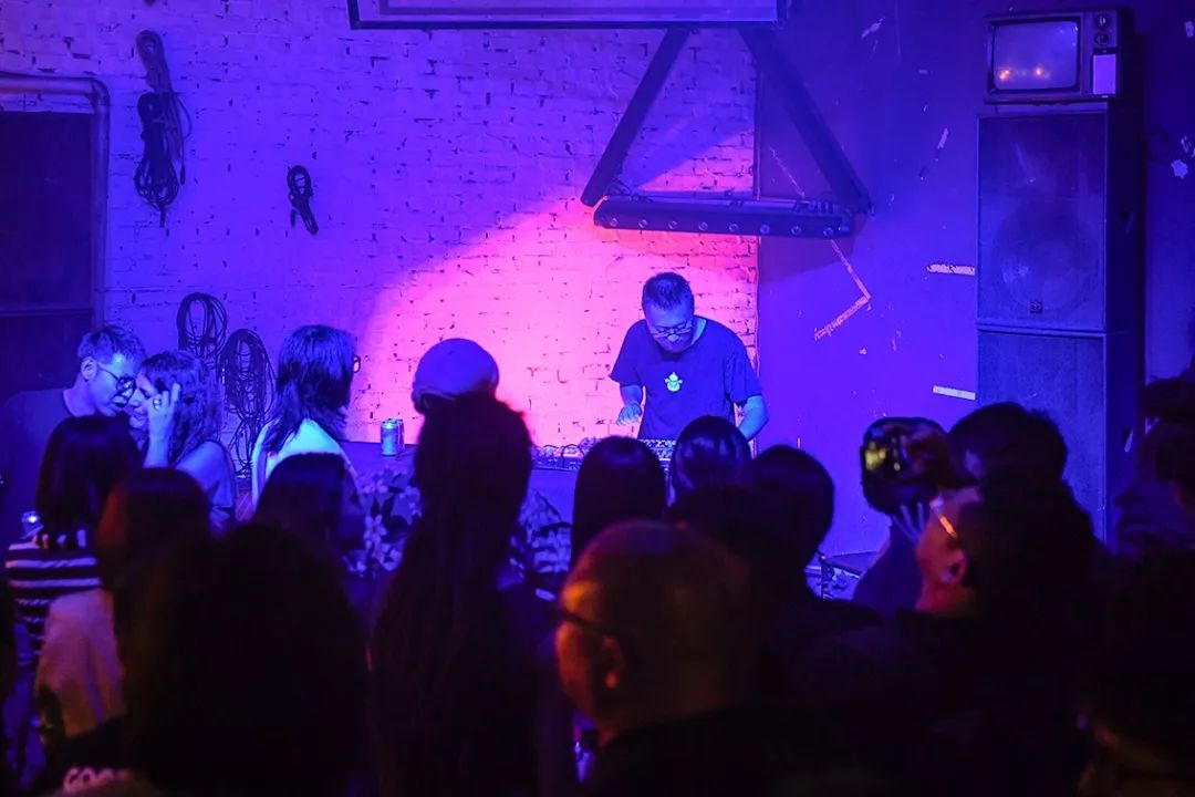 成都一个人适合去的酒吧喝酒攻略,成都酒吧喝酒