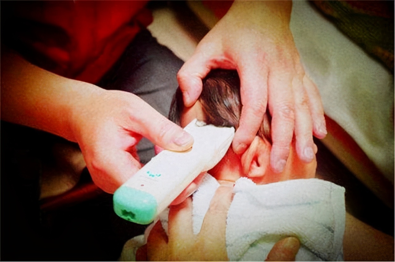 宝宝满月剃头,如何正确给满月宝宝剃头