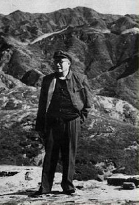 他经历了中国革命战争的全部过程，几十万敌军斗不过他的一只眼睛