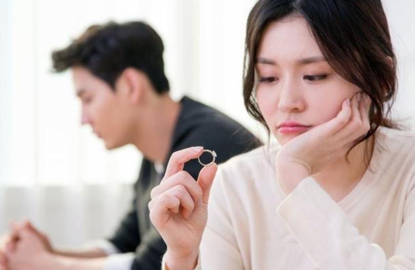 夫妻吵架等孩子睡了再下楼吵,2岁宝宝晚上吵架怎么回事