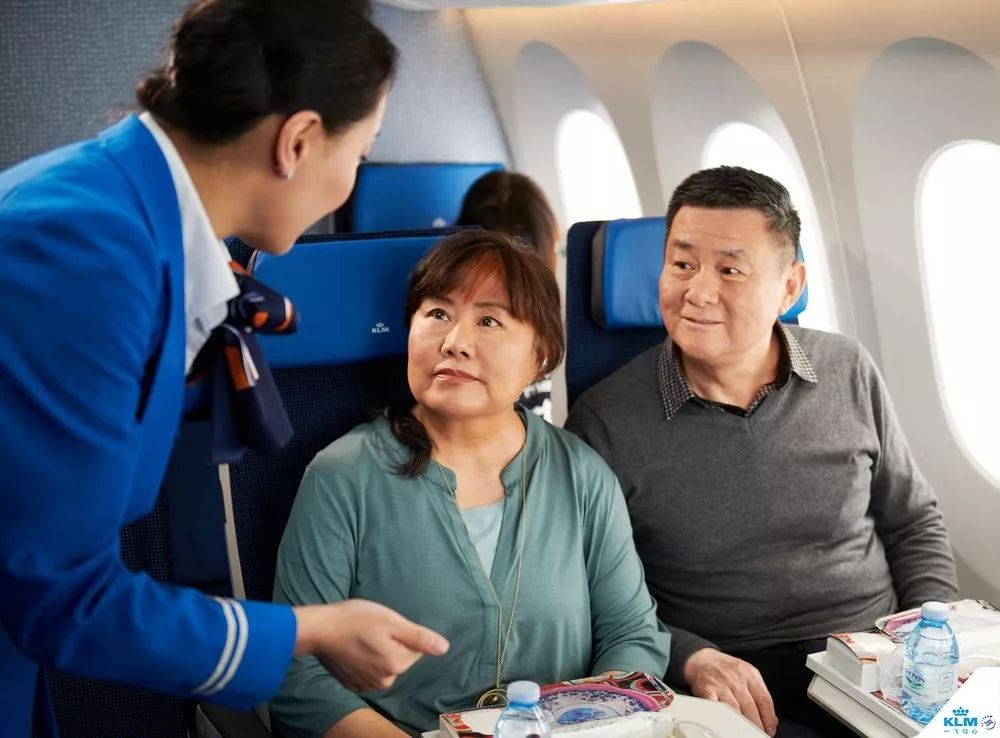 第一次坐飞机耳朵疼是啥原因,坐飞机戴耳机能缓解耳朵疼吗