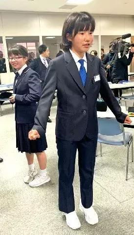日本街头女子抗议,日本女生校服必须穿裙子吗