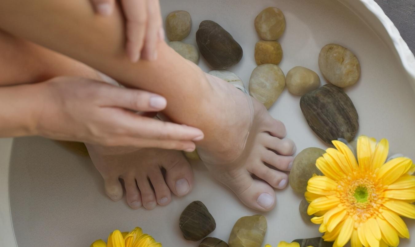 只是泡脚烫伤，却要截掉两根脚趾！糖尿病足，为什么这么可怕？