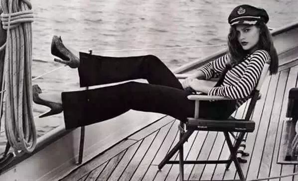 条纹穿搭还能更大胆吗,条纹的上衣搭什么好看