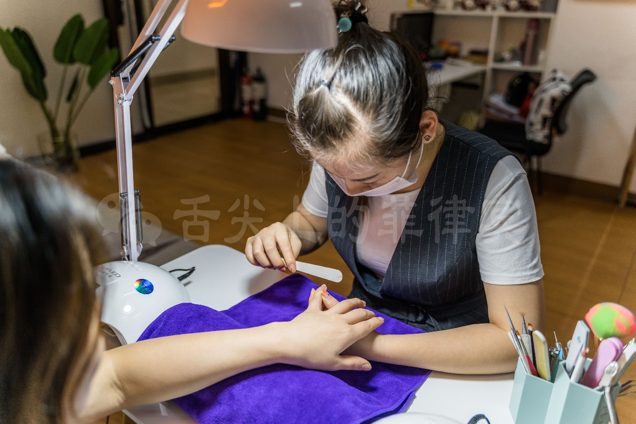 90后美女开了一家美容院,90后美女开直营店