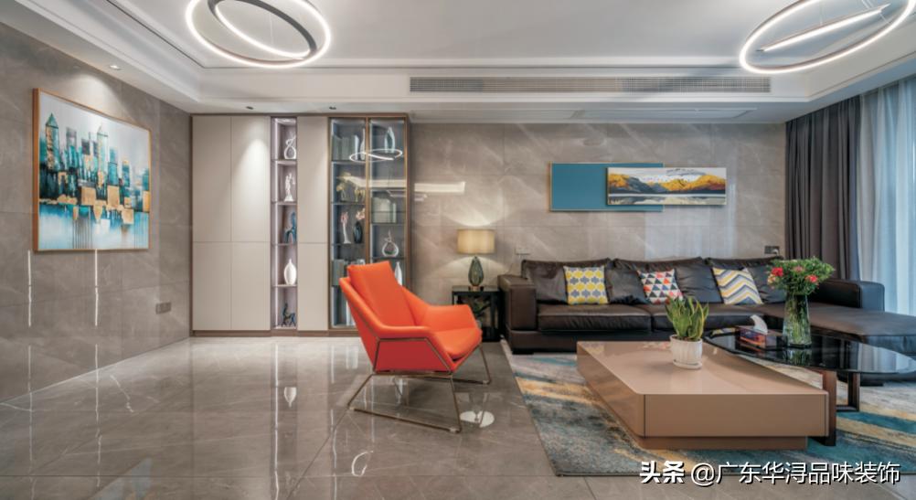 黑白灰太低调，亮色太花，客厅色彩怎么搭？看看这8套绝美客厅