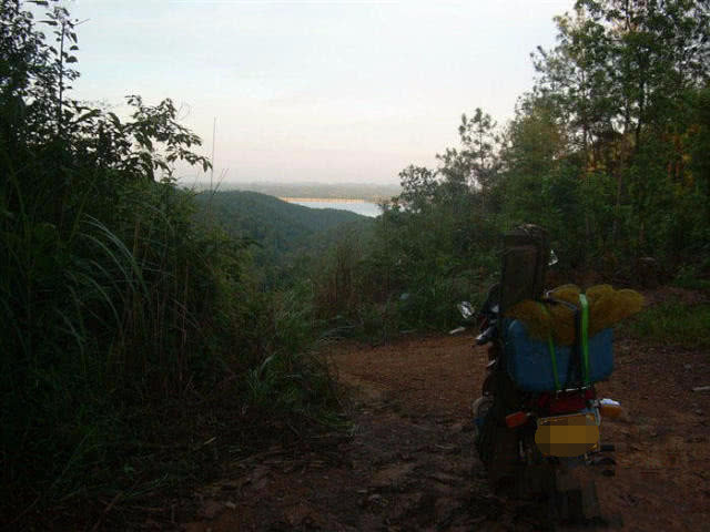 一个骑摩托车的钓鱼人，还真不是为了钓鱼