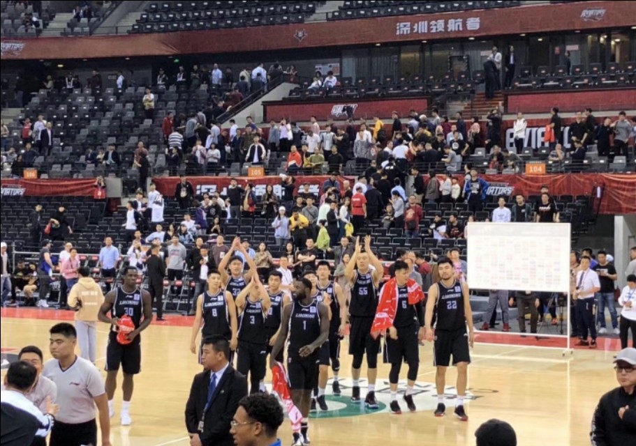 感动！深圳主场坐满辽篮球迷，千里迢迢送祝福，赛后全队致敬！