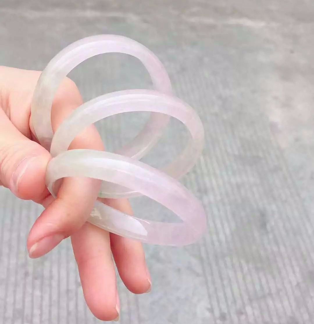 托朋友在缅甸带回来的翡翠手镯,木那冰春翡翠手镯