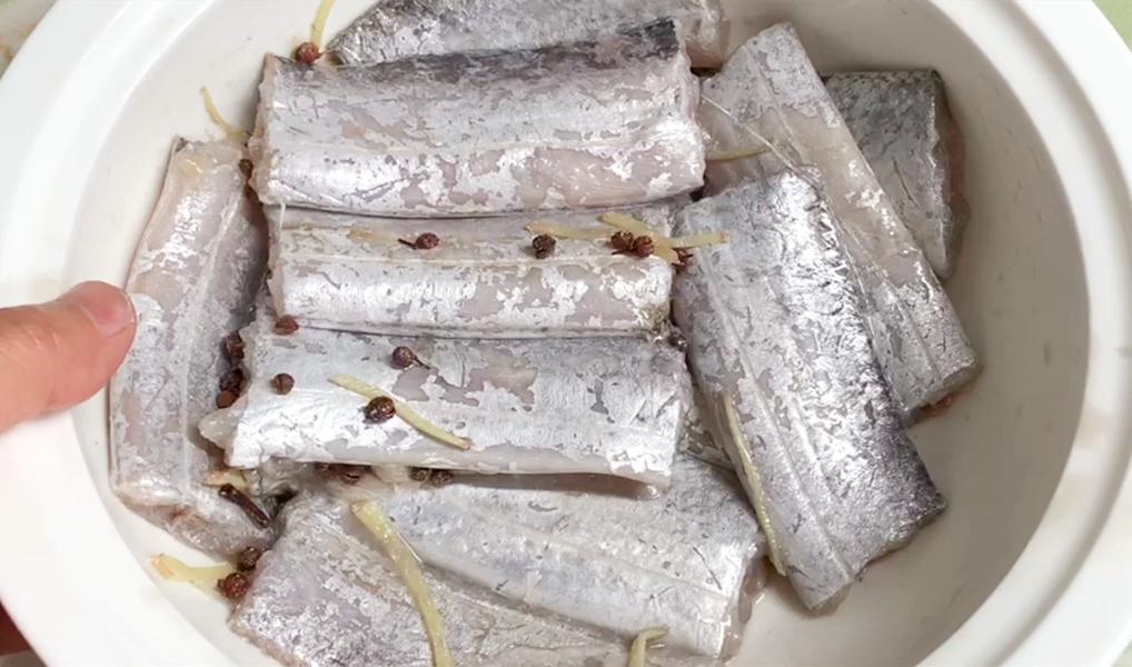 煎带鱼用什么上浆好煎,煎带鱼直接可以裹玉米淀粉吗