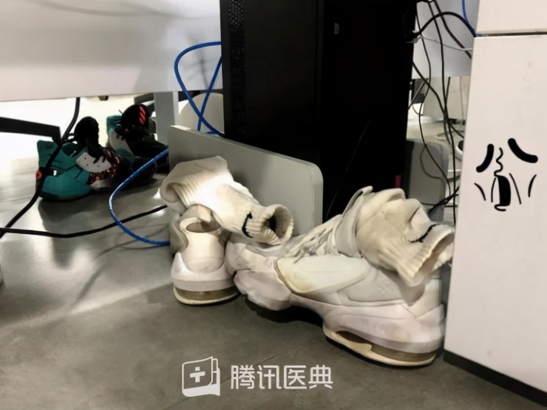 27岁男生脚臭,年轻小伙脚臭