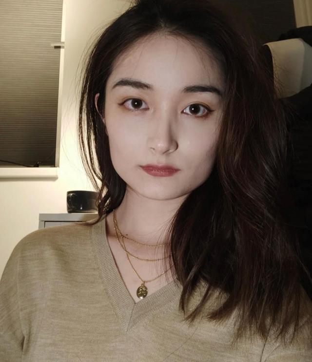 眉上刘海短发发型方脸,窄长方脸适合弯月眉吗