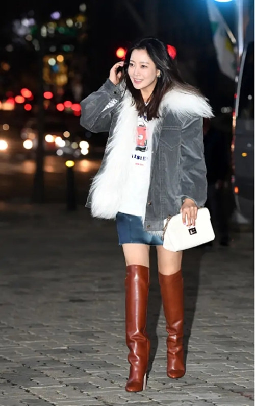 金喜善冬装街拍,44岁金喜善针织衫配长裙