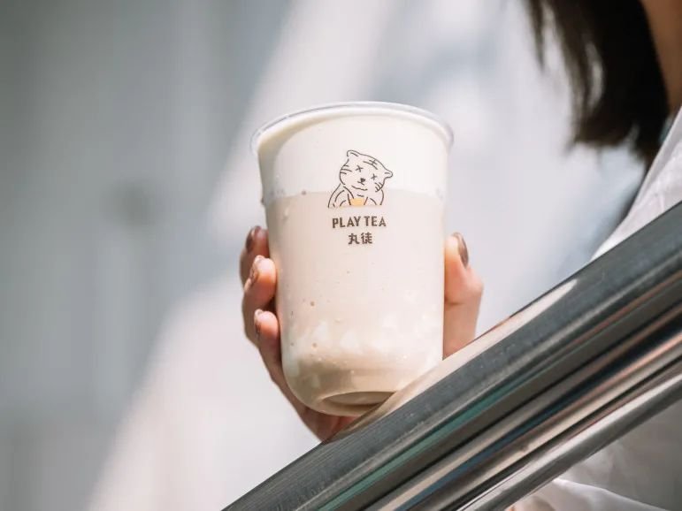 椰椰奶冻茶，会抖臀！1秒卖出1000+杯，有人开货拉拉来买…