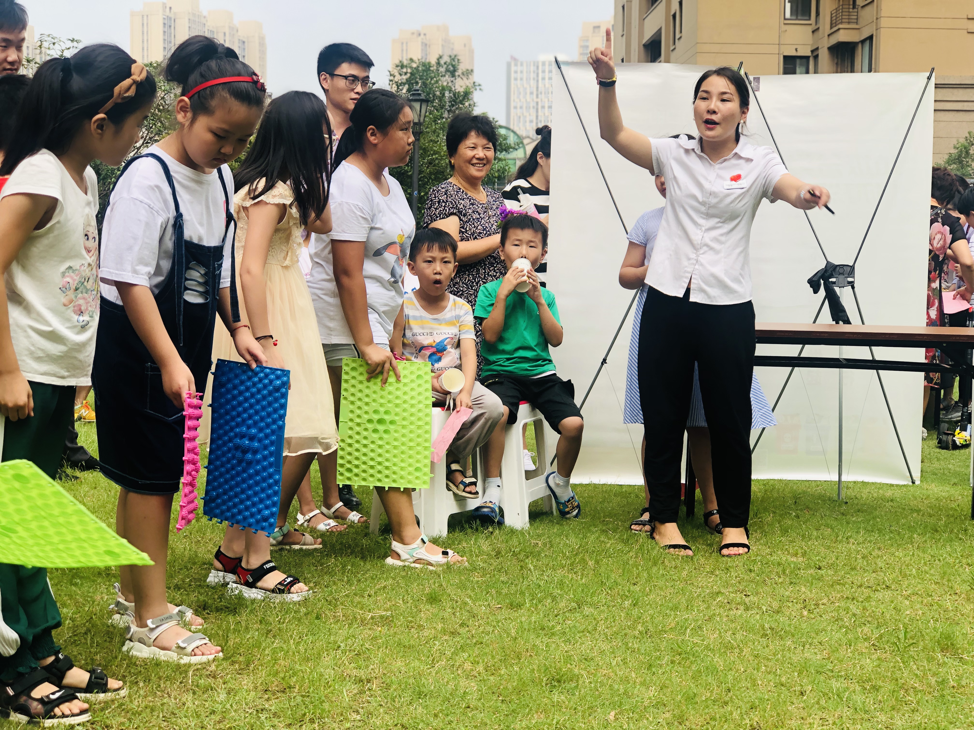 垃圾分类推动居民走向文明自觉,垃圾分类进社区童心同行助环保