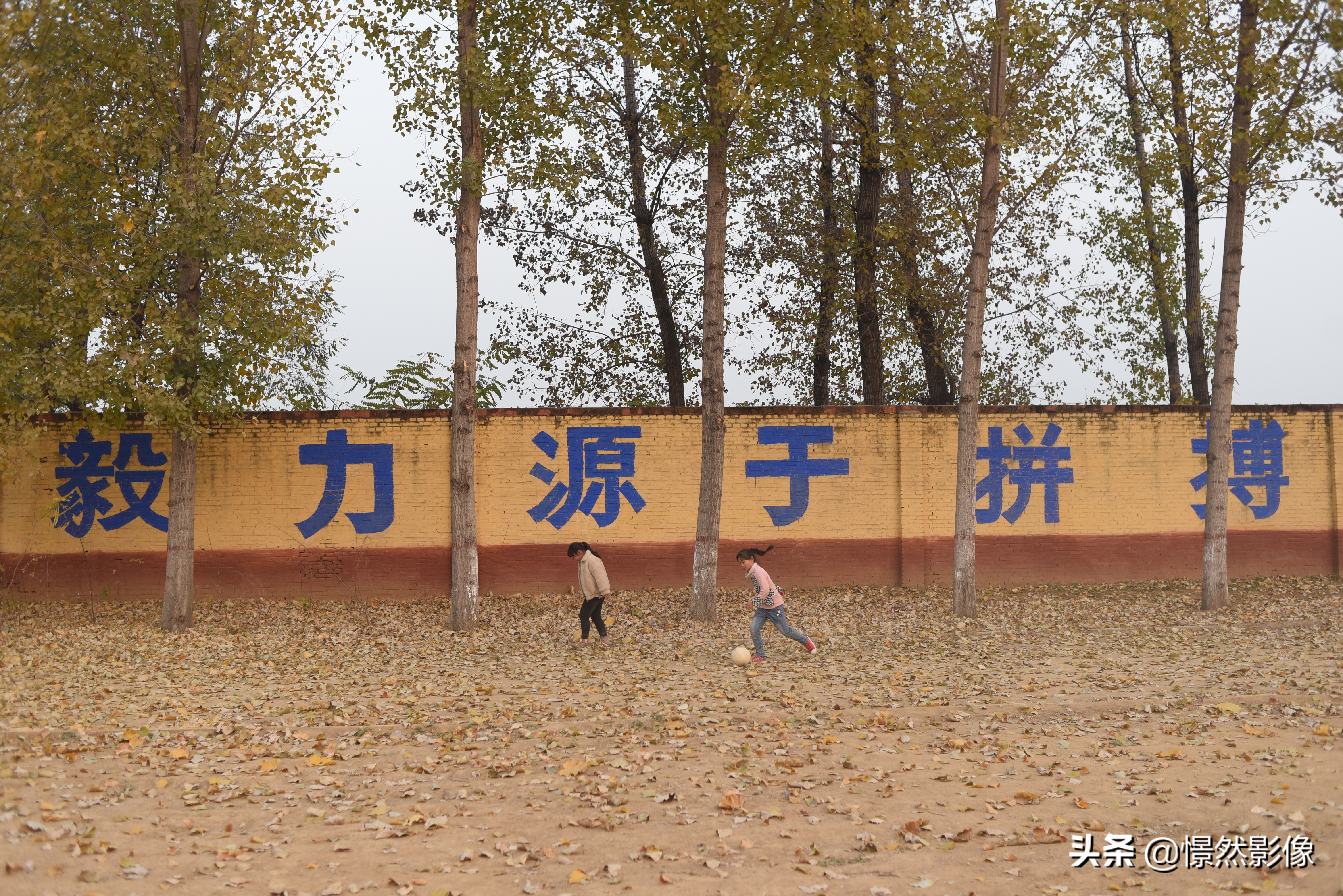 河北乡村隐匿着一支小学足球队晚上老师用车灯照亮操场训练