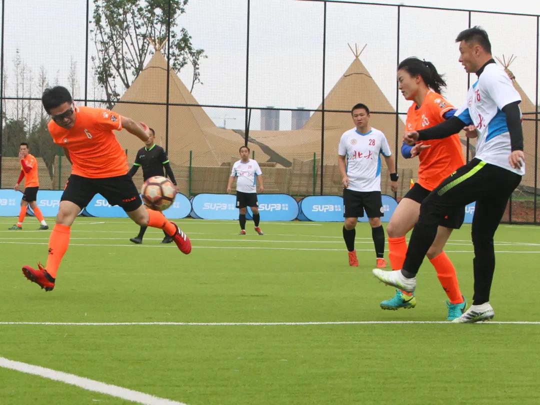 足球赛激烈角逐,一场足球比赛点面结合