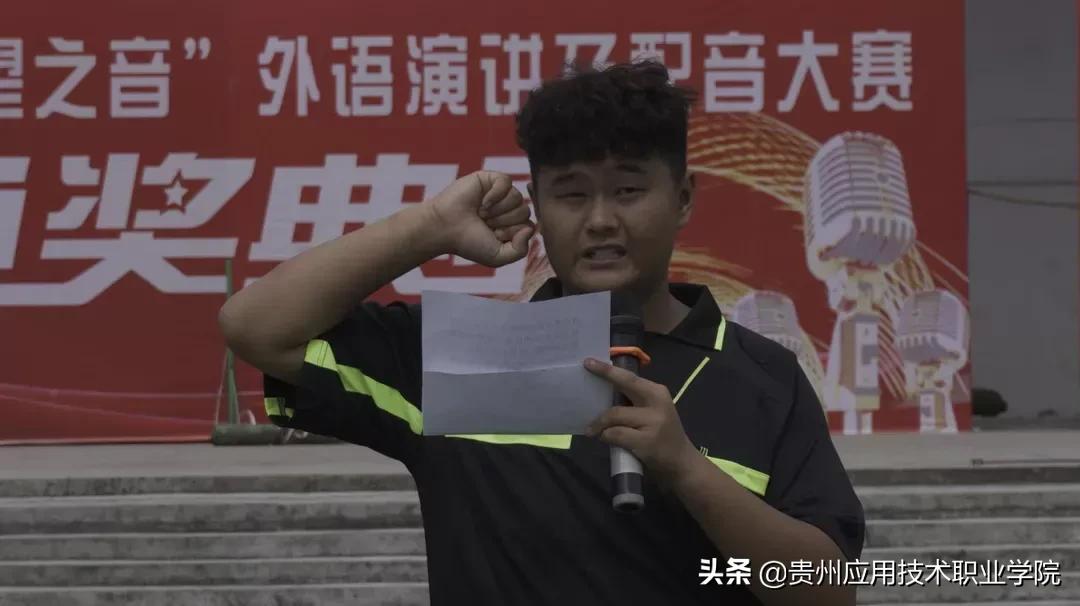 热情，让足球飞起来新青联足球社首届”绿茵杯足球比赛正式开幕