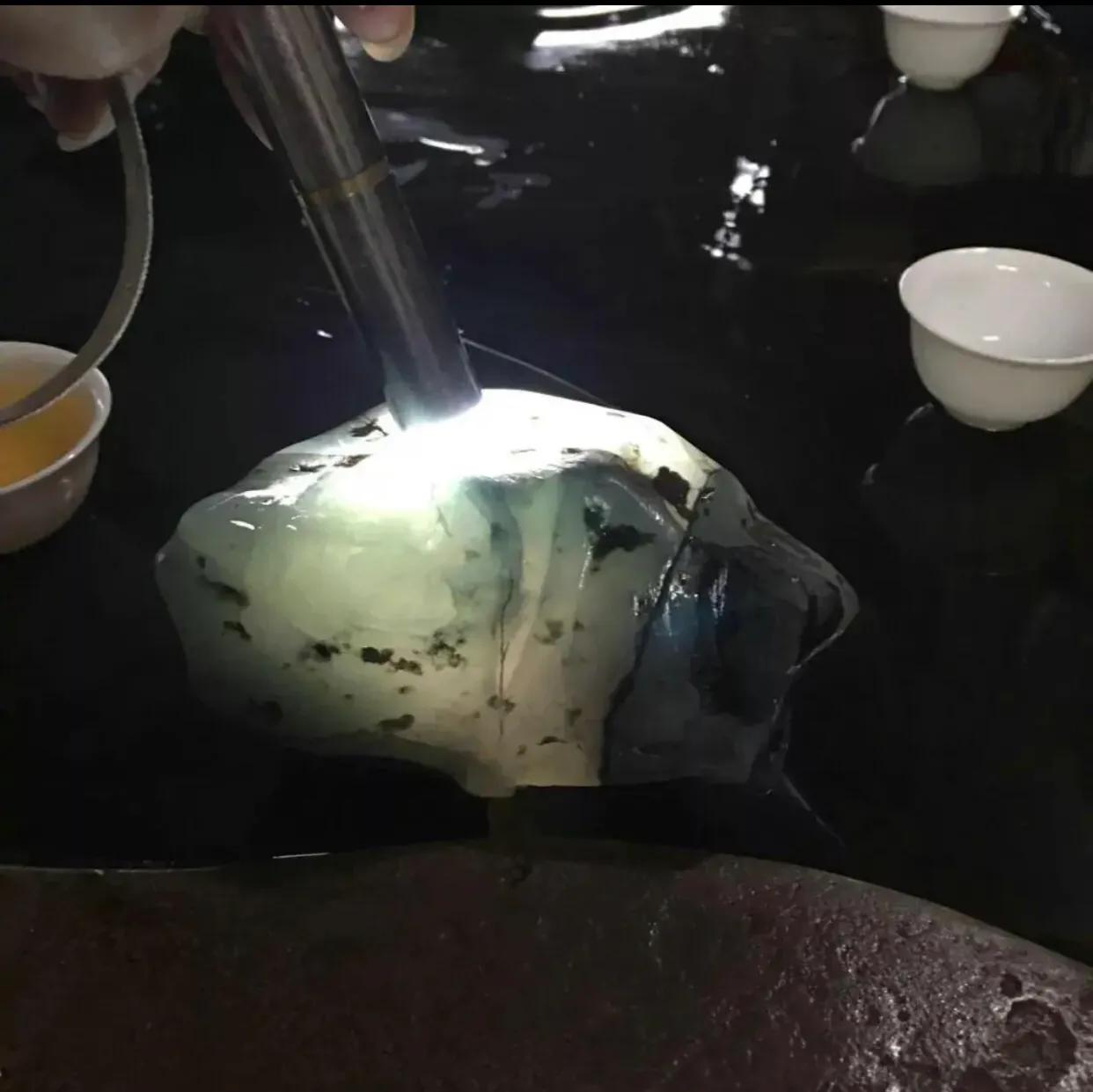 八万拿下会卡开窗料,切开后冰感十足,起货胶感满满