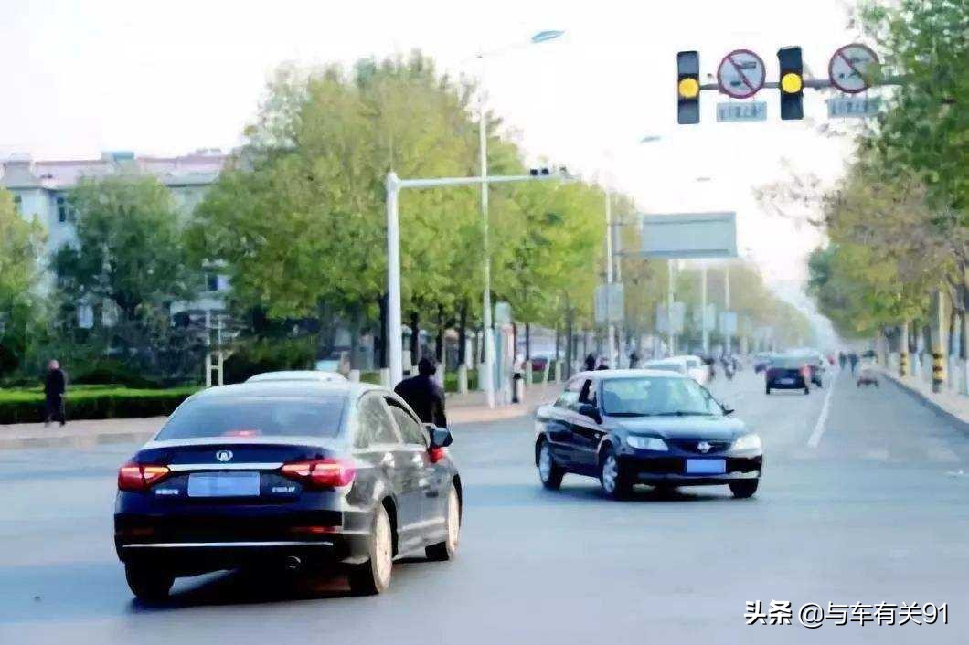 交通灯黄灯驶入停止线可以通行吗,信号灯变红车已经到路中间了