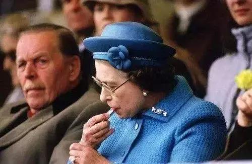 女生包里一定要装什么,女人包里应装些什么