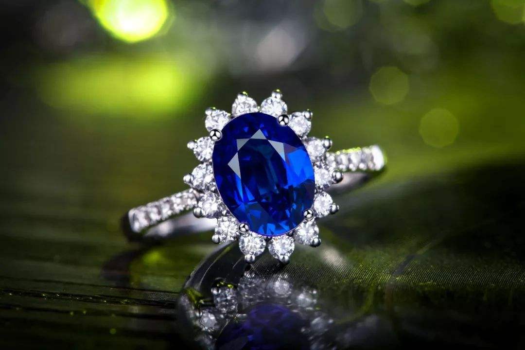 蓝色蓝宝石怎么看品质,如何鉴别蓝宝石的真假方法