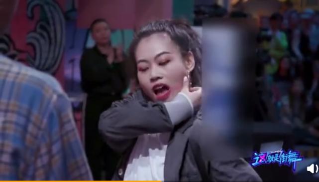 不愧是“钢铁直男”，面对女生大胆放电，王一博6字回应瞬间冷场