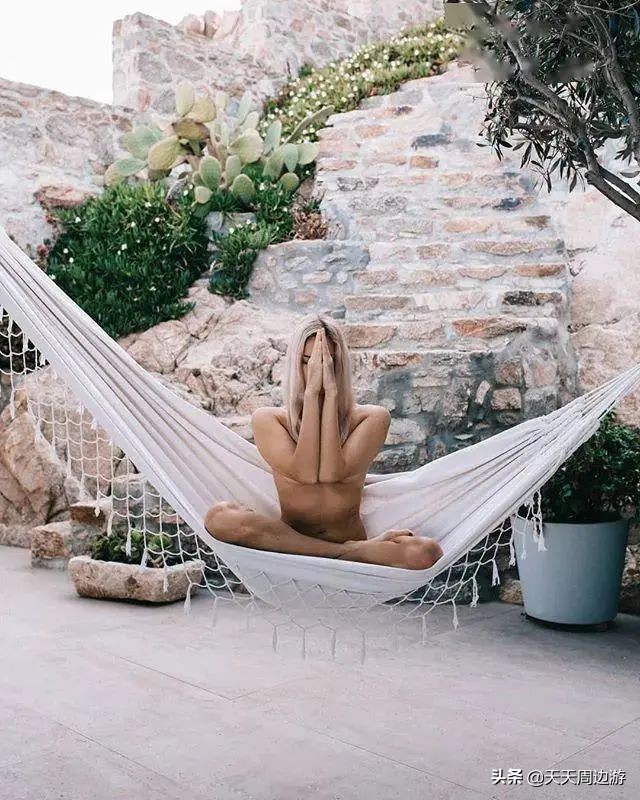 她在世界各地拍下裸照，吸引了8000万的粉丝，却没有一张是色情的