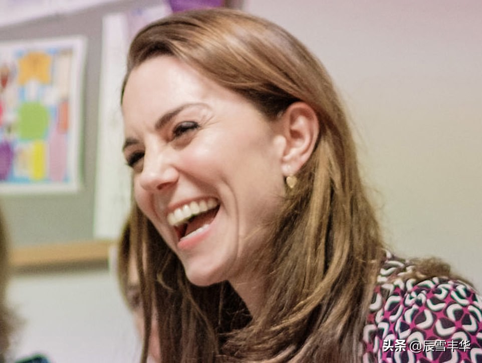 凯特王妃穿黄色连衣裙怀抱新生儿,凯特王妃穿衣小黑裙