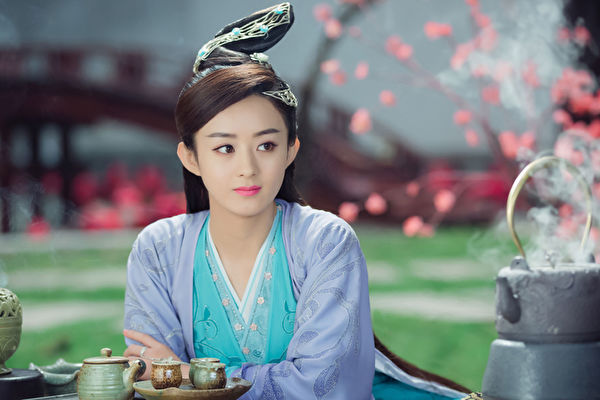 与儿子视讯一脸宠溺赵丽颖手机疑似贴防窥膜