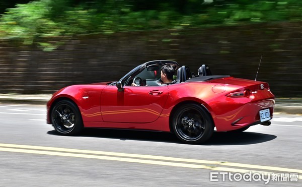 马自达mx-5miatasport,马自达mx5手动软顶敞篷试驾评测
