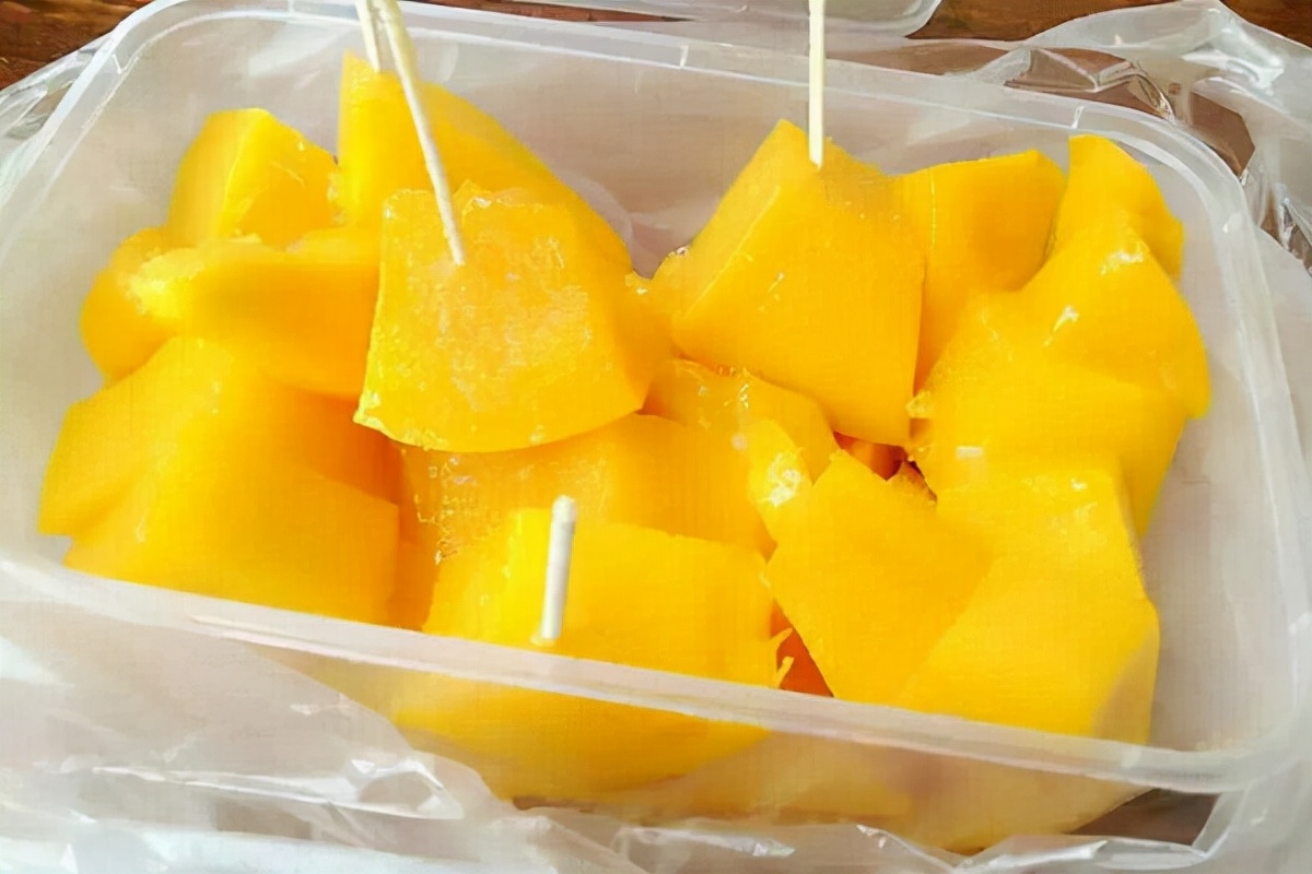 身上长红色的痘痘？有可能是毛囊炎和青春痘，教你如何预防