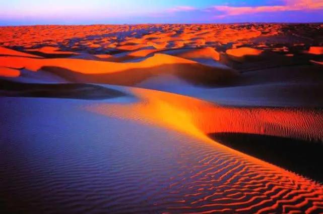 新疆广袤的沙漠地下真的有暗河吗,新疆的沙漠有一个大洞